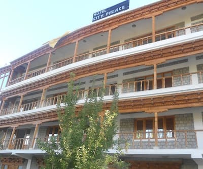 https://imgcld.yatra.com/ytimages/image/upload/t_hotel_yatra_city_desktop/v1435406589/Domestic Hotels/Hotels_Leh/Hotel City Palace/Overview_3.jpg